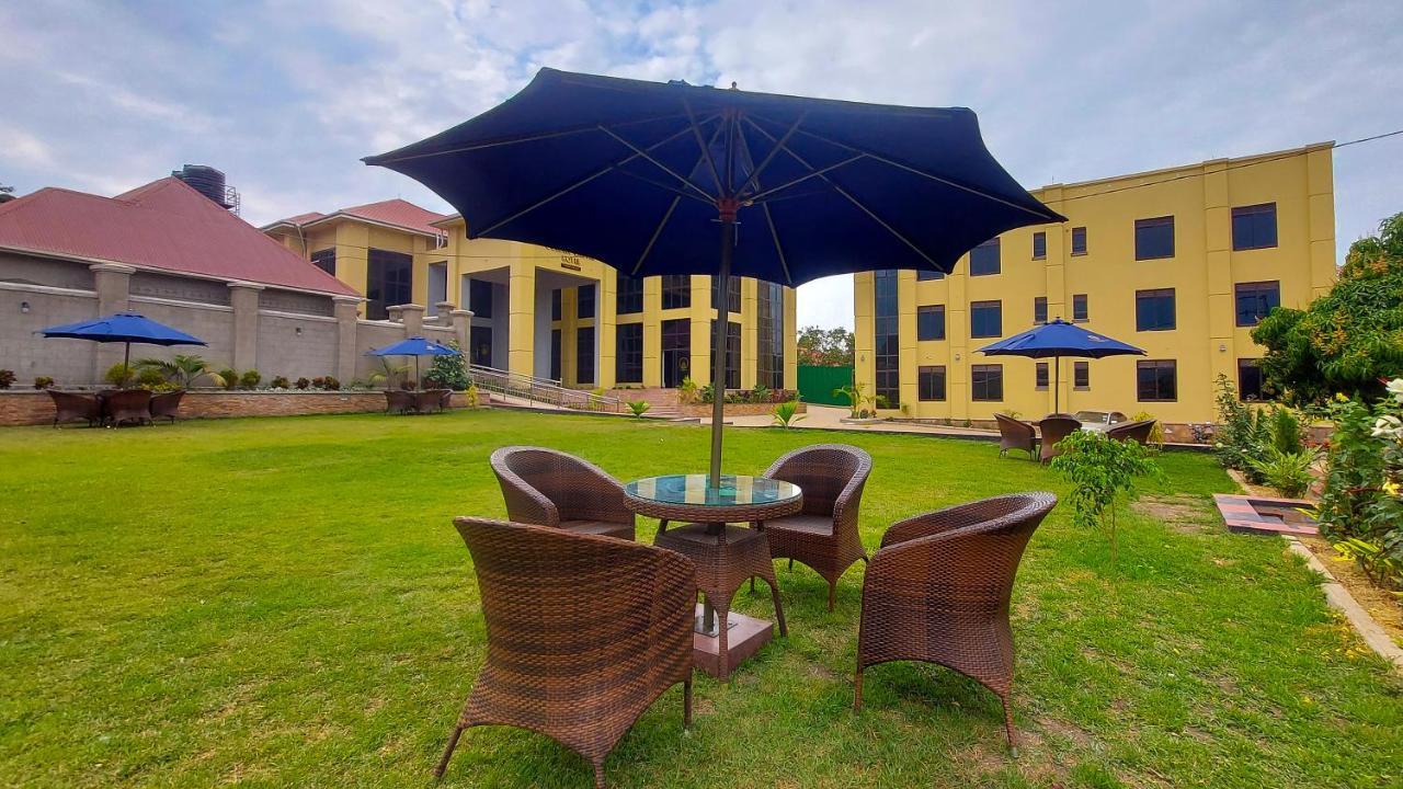 Golden Castle Hotel Hoima Extérieur photo