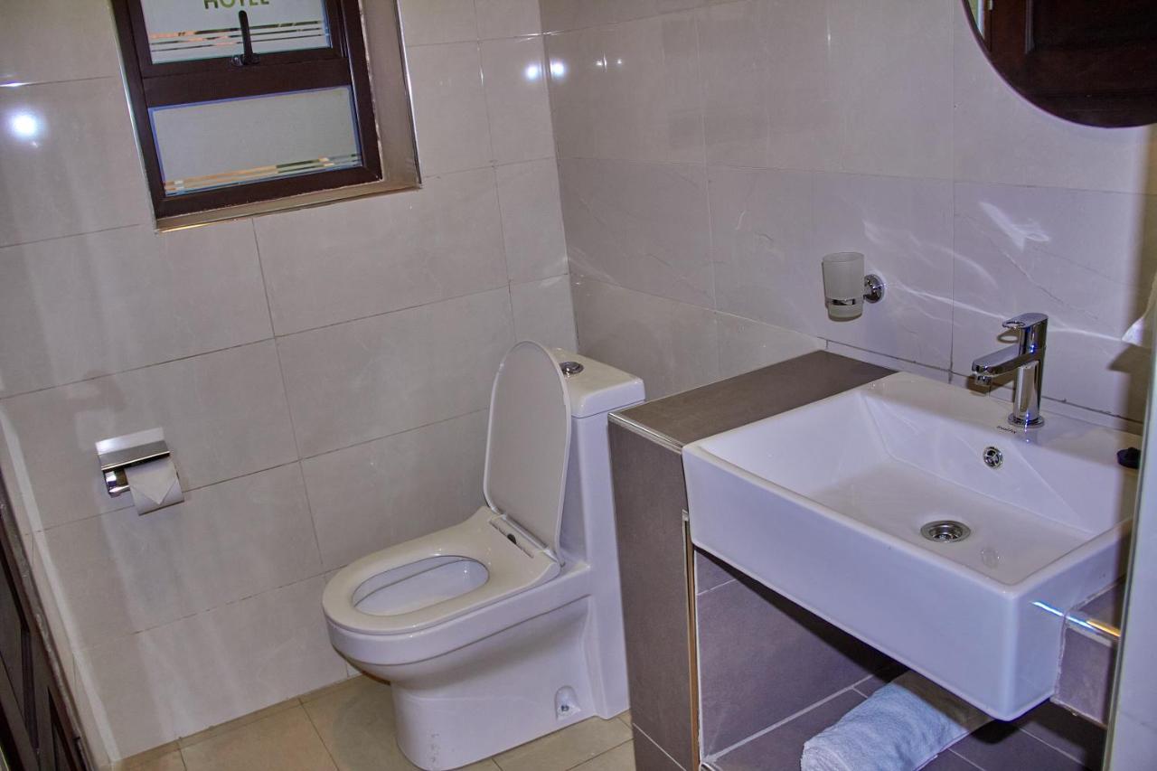 Golden Castle Hotel Hoima Extérieur photo